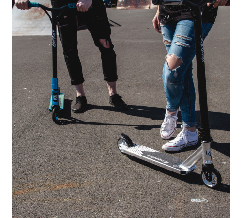 Дитячий самокат фрістайл inSPORTline Vulture чорно-білий