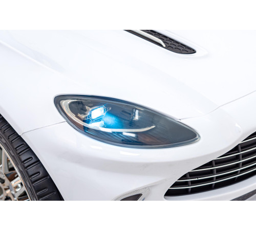Дитяча акумуляторна машинка Aston Martin DBX Біла
