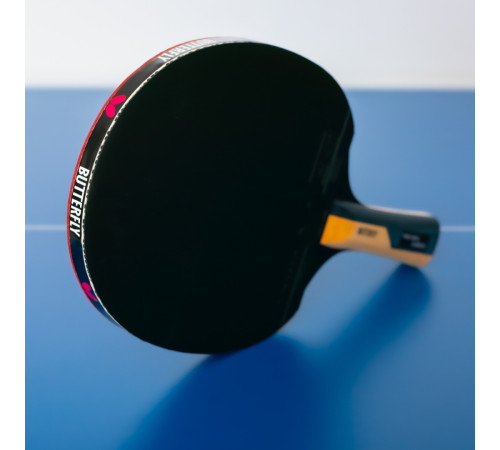 Ракетка для настільного тенісу BUTTERFLY Timo Boll Carbon, чорно-червона Ракетка для настільного тенісу BUTTERFLY Timo Boll Carbon, чорно-червона