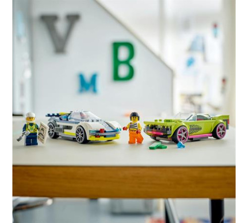 Конструктор LEGO City Переслідування маслкара на поліцейському автомобілі 213 ел. (60415) Конструктор LEGO City Переслідування маслкара на поліцейському автомобілі 213 ел. (60415)