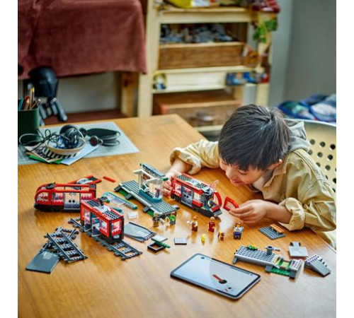 Конструктор LEGO City Трамвай і вокзал у центрі міста 811 ел. (60423) Конструктор LEGO City Трамвай і вокзал у центрі міста 811 ел. (60423)