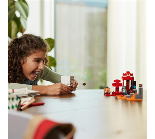 Конструктор LEGO Minecraft Засідка біля порталу в Нижній світ 352 ел. (21255)