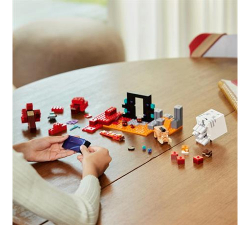 Конструктор LEGO Minecraft Засідка біля порталу в Нижній світ 352 ел. (21255)