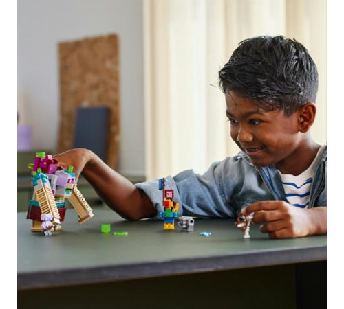 Конструктор LEGO Minecraft Схватка с пожирателем 420 ел. (21257)
