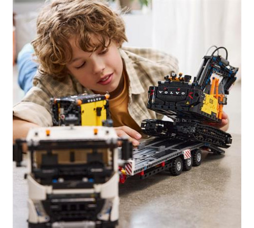 Конструктор LEGO Technic Вантажівка Volvo FMX і Електричний екскаватор EC230 2274 ел. (42175)