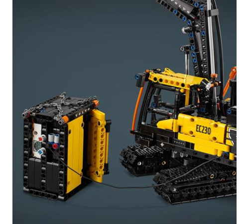 Конструктор LEGO Technic Вантажівка Volvo FMX і Електричний екскаватор EC230 2274 ел. (42175)