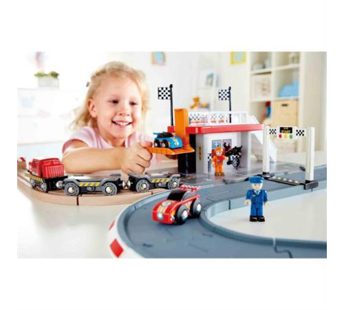 Автотрек Hape Гоночна траса та станція (E3734) Автотрек Hape Гоночна траса та станція (E3734)