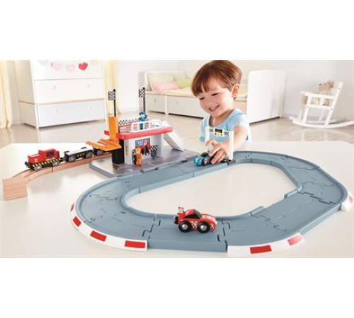 Автотрек Hape Гоночна траса та станція (E3734) Автотрек Hape Гоночна траса та станція (E3734)