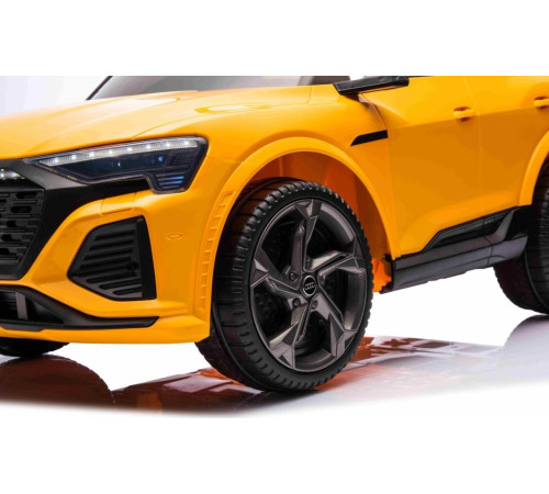 Дитяча акумуляторна машинка Audi SQ8 Жовта