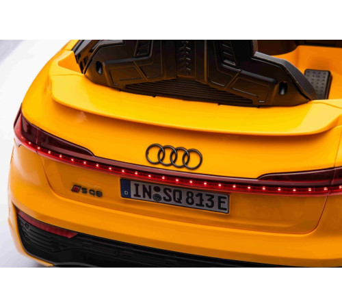 Дитяча акумуляторна машинка Audi SQ8 Жовта
