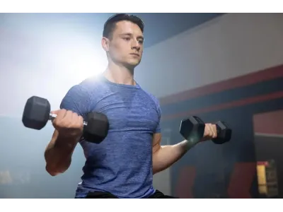 Чому гантелі можуть замінити майже весь тренажерний зал: переваги перед штангою та тренажерами