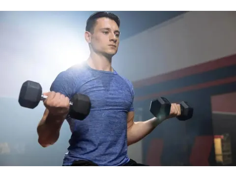 Чому гантелі можуть замінити майже весь тренажерний зал: переваги перед штангою та тренажерами